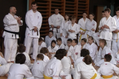 Mistr Miloslav Motl, III. Dan učí skupinu bílých a žlutých pasů.