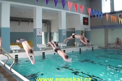 V bazénu se střídaly vysilující disciplíny s těmi zábavnými - odpočinkovými.
