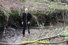 Tomáš Braun v potoce.