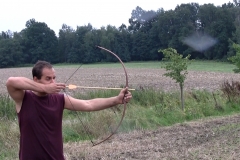 Juraj Král při střelbě z luku.