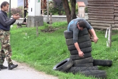 Ondřej Vachek vyskládal pneumatiky do výšky své postavy a pak se na ni musel 2 sekundy udržet.