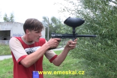 Ivan Brabec při střelbě na cíl.