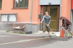 Ondra Vachek zasahuje pomocí \"džberovky\" určené cíle.