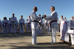 Jan Radil, I. Dan přebírá certifikát z rukou prof. Dr. Rudolfa Jakhela, IX. Dan.