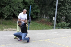 Prof. Dr. Rudolf Jakhel (Slovinsko)předvádí využití MSKA v sebeobraně s Issa D. Koité (Německo).