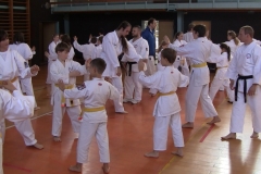 Korektury při cvičení provádějí: Miloslav Motl, III. Dan, Pavel Trunec, II. Dan a Martin Čipera I. Dan.