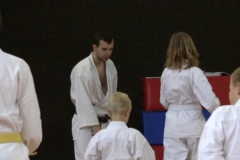 Korektury při cvičení provádí Jiří Kopic, 1. kyu.