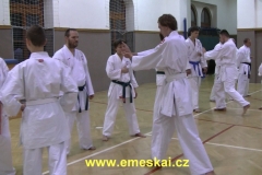 Nováčci si zkoušejí naučené údery reálně do starších a zdatnějších karatistů.
