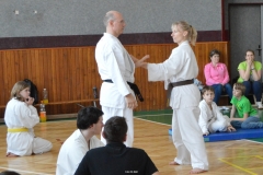Miroslav Zezulka a Monika Zezulková předvádějí karate-cvik.