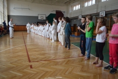 Rozdávání sladkých medailí na konci akce.