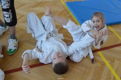 Troška posilování v silových hrách pro děti.
