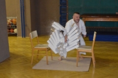 Mistr Miloslav Motl, III. Dan přeráží 8 betonových desek.