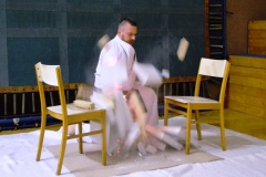M. Motl, III. Dan demonstruje techniku přerážení.