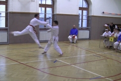 Ondřej Vachek, 6. kyu (ve výskoku) útočí na turnaji na Dalibora Mrňávka, 4. kyu.