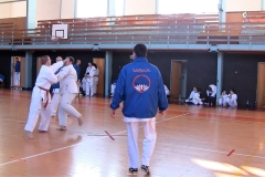 Martin Čipera, I. Dan (vlevo) útočí na hlavu Františka Starého, 2. kyu.
