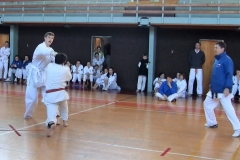 Ivan Brabec, 4. kyu (vlevo) útočí na hlavu Dalibora Mrňávka, 2. kyu.